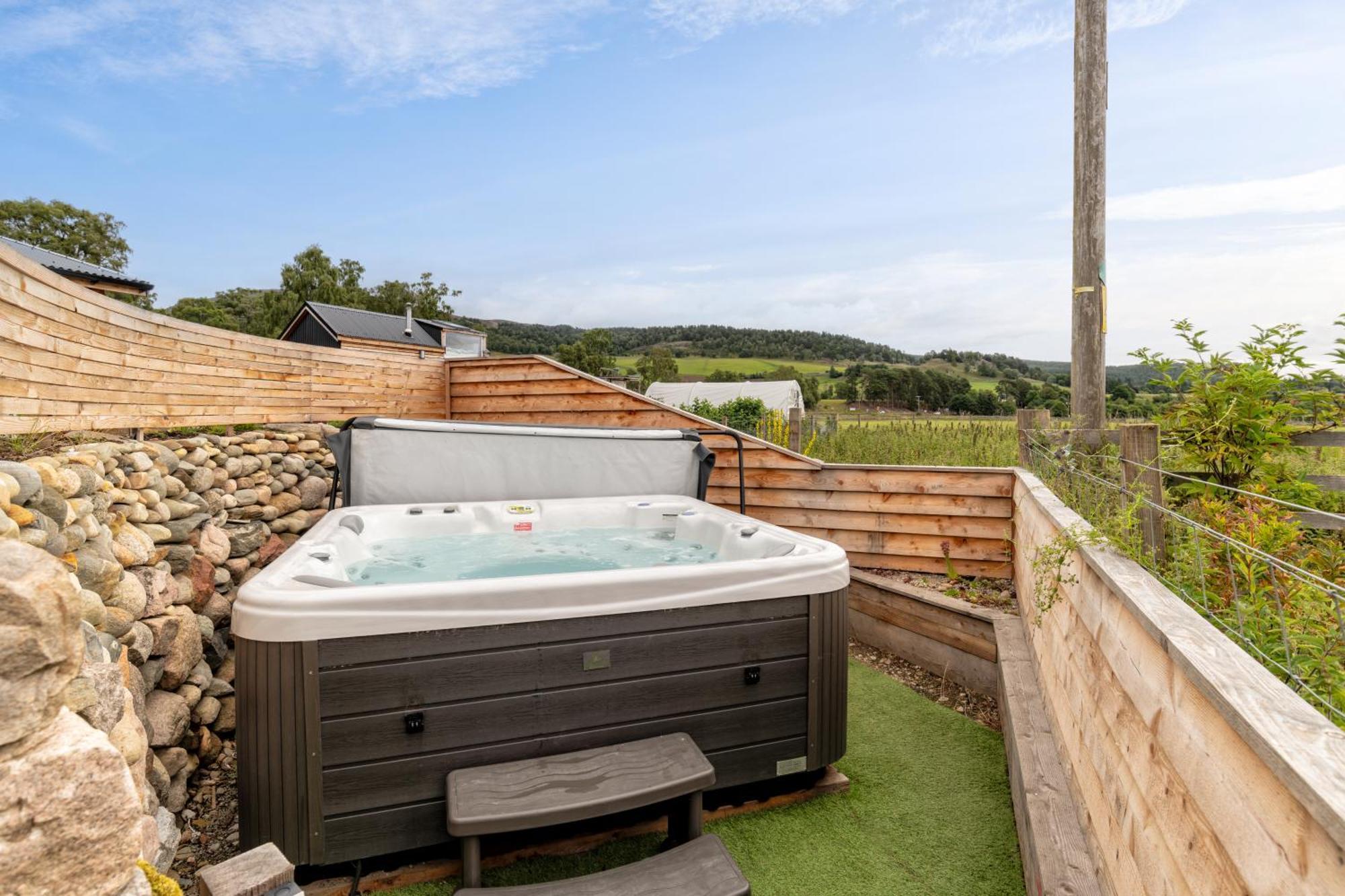 Aileen - Unique Tiny House With Wood Fired Roll Top Bath In Heart Of The Cairngorms Ballater Exterior photo